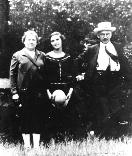 Sophie, Ksenia and Gleb Mienscow.jpg 49.5K